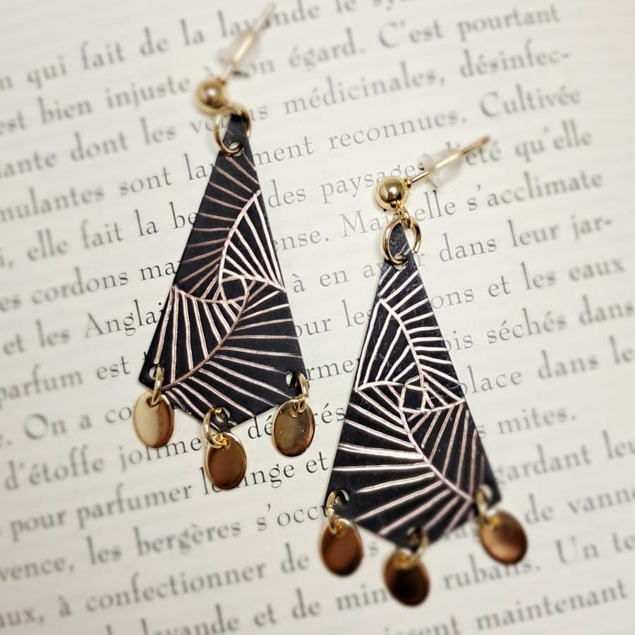 Astrance & Clémide — bijoux fantaisie gravés et montés à la main, laiton doré à l'or 16 carats | Little Green Cocoon Bordeaux