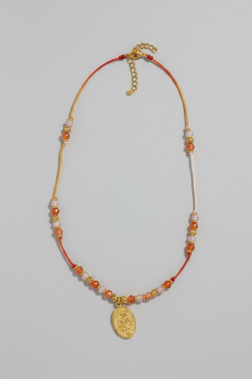 Collier cordon multicolore, perles orange et médaillon doré – Impétueuse Bijoux