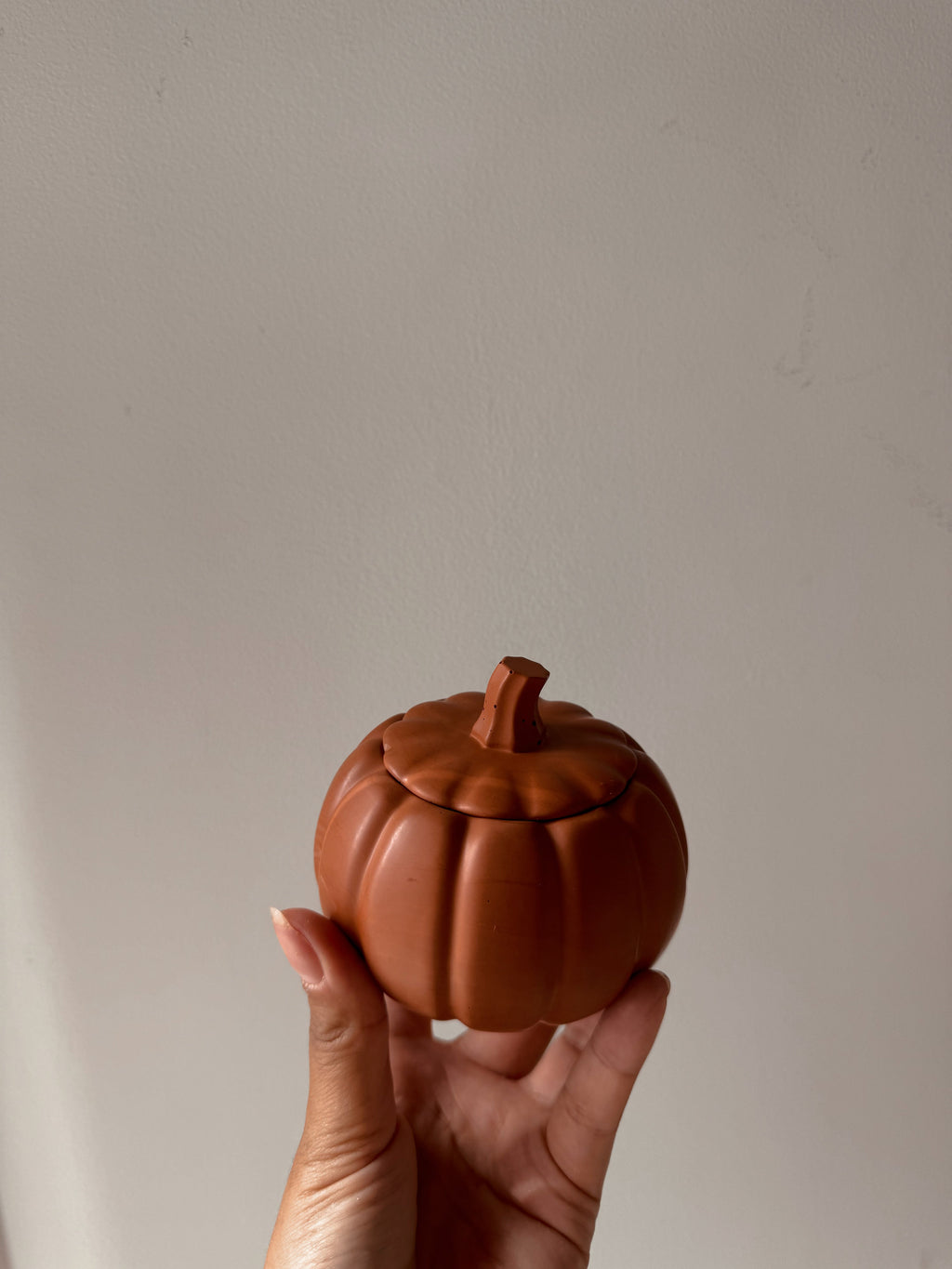Bougie citrouille pot jesmonite Terracota - détail