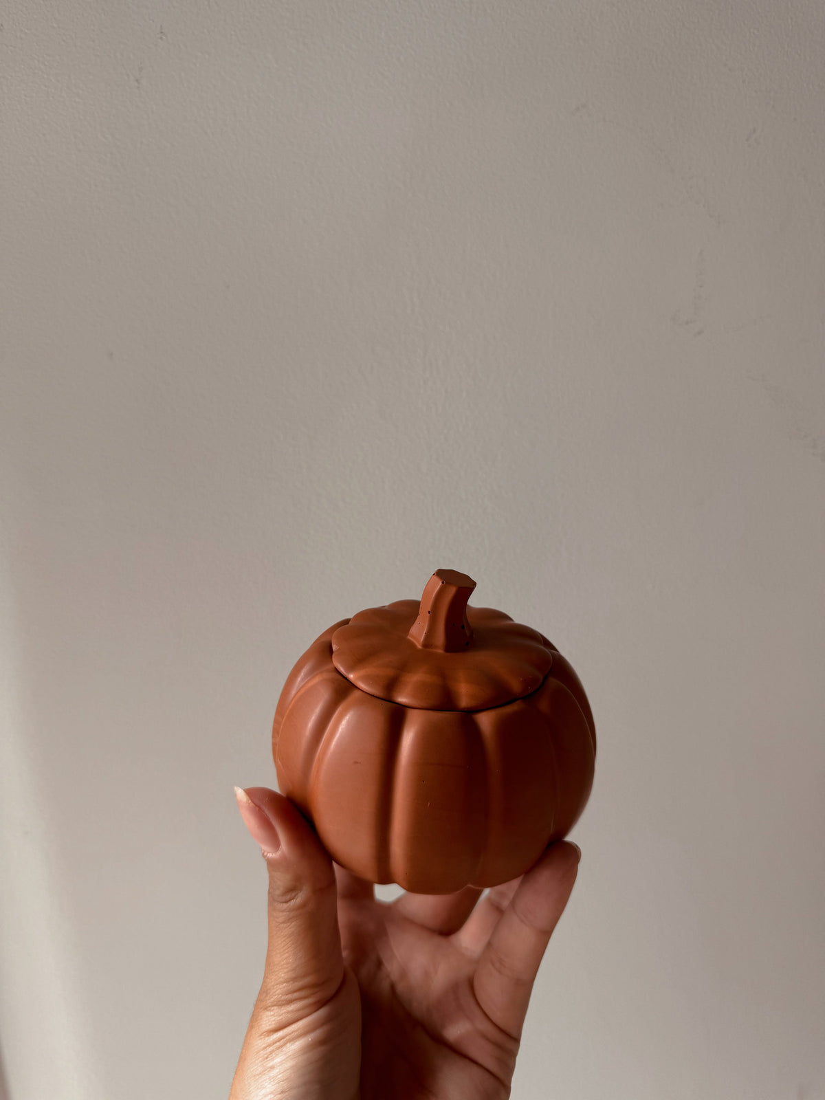 Bougie citrouille pot jesmonite Terracota - détail