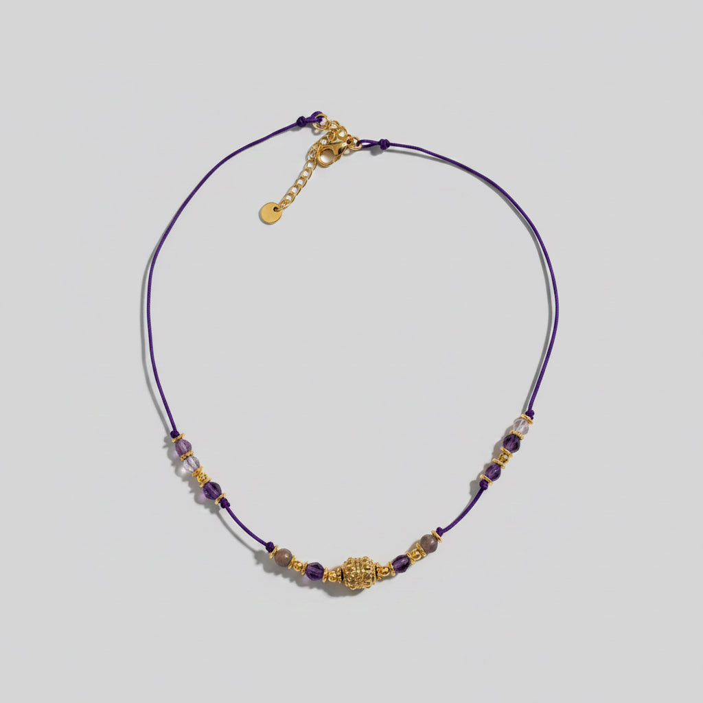Collier cordon violet, perles et perle boule dorée – Impétueuse Bijoux