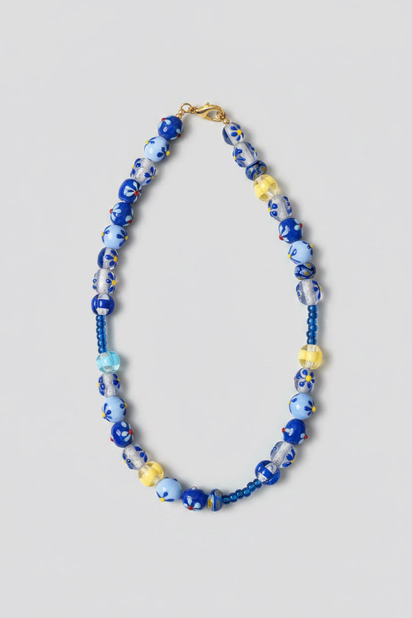 Collier Isara Marie-Louise Bijoux – perles céramique bleues à motifs fleuris, fait main Bali