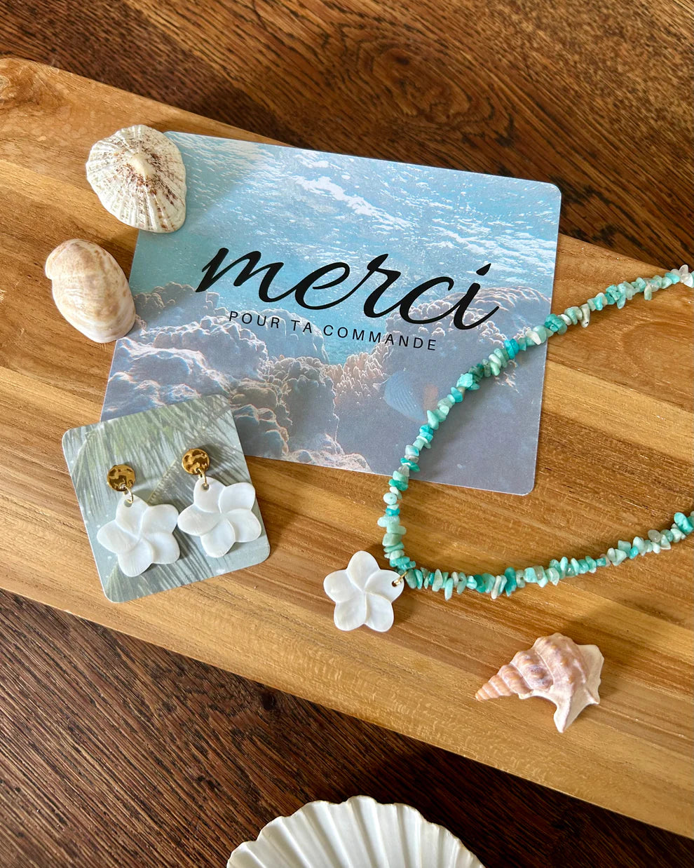 Boucles Vaiana sur fond naturel – bijou résistant à l'eau Atelier Marea, petites séries