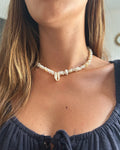 Collier Kai Atelier Marea – coquillage cowrie et pierres naturelles sur chaîne acier inoxydable doré