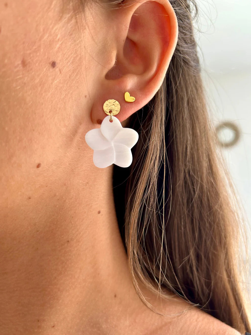 Détail fleur nacrée des Boucles Vaiana – création artisanale Atelier Marea