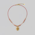 Collier cordon rouge, perles roses et médaillon doré – Impétueuse Bijoux