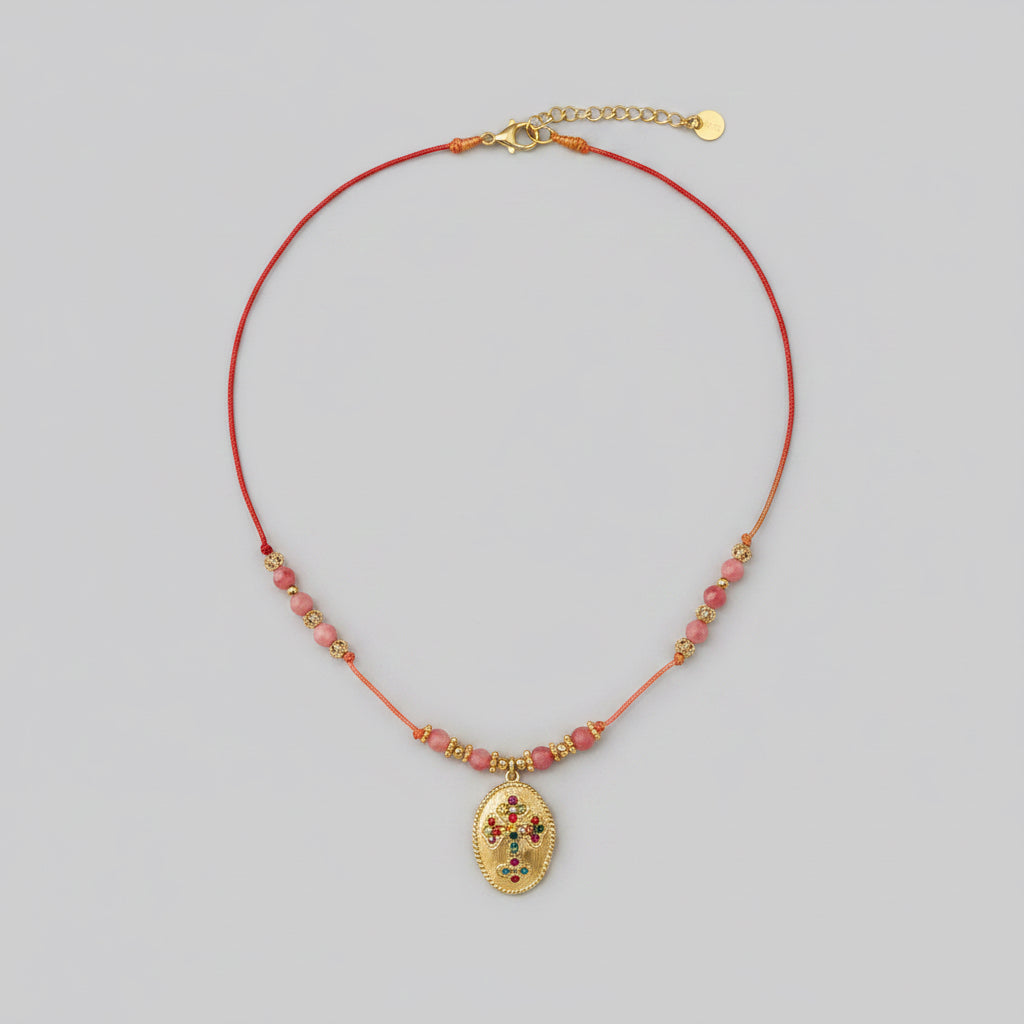 Collier cordon rouge, perles roses et médaillon doré – Impétueuse Bijoux