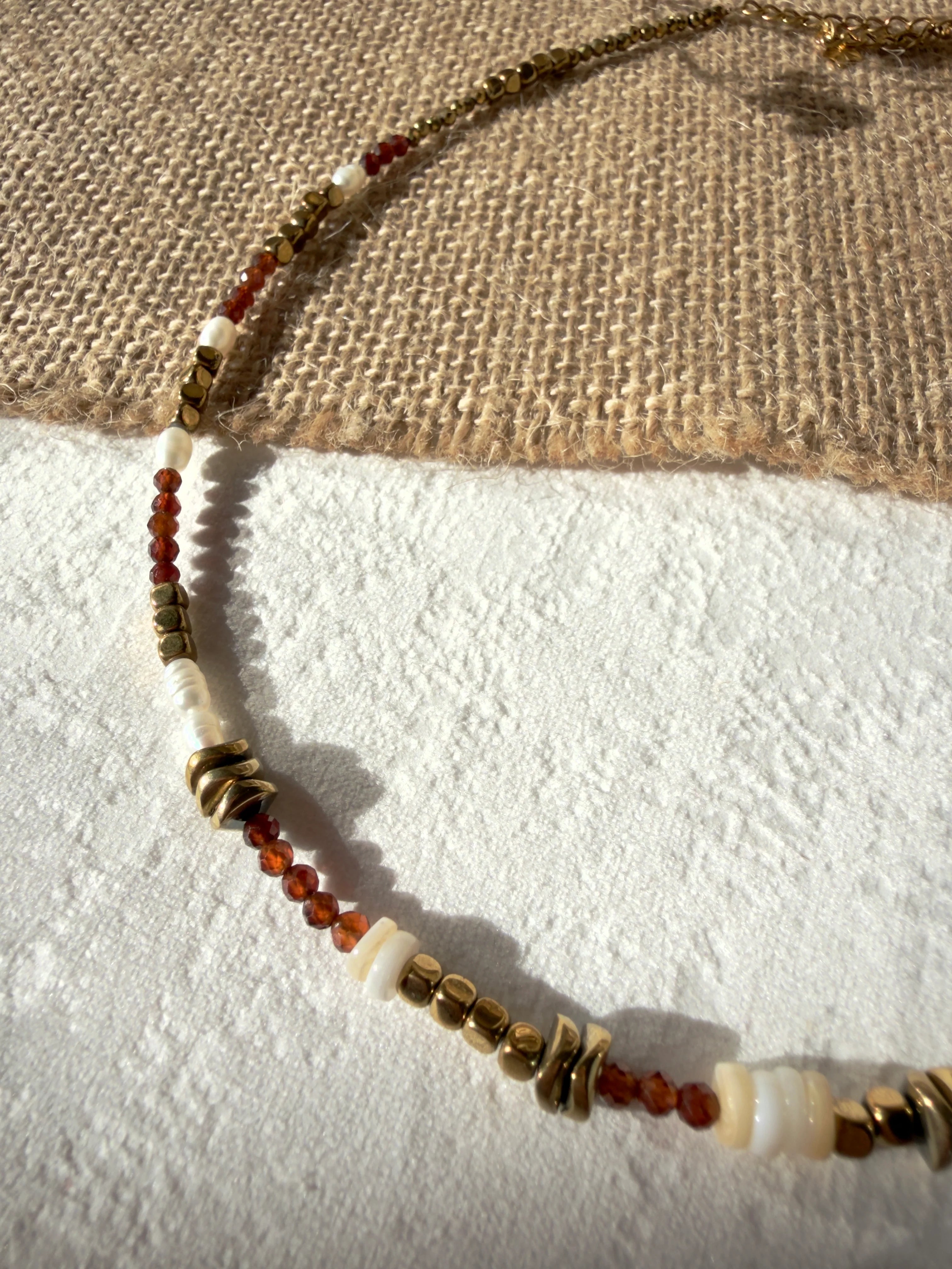 Collier Bangkok ZOUZBIJOUX, zoom facettes grenat orange