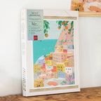 Coffret « Petit Diamond – Diamond Painting Positano » présenté dans un intérieur cosy, montrant le kit prêt à l’emploi pour DIY et décoration murale.