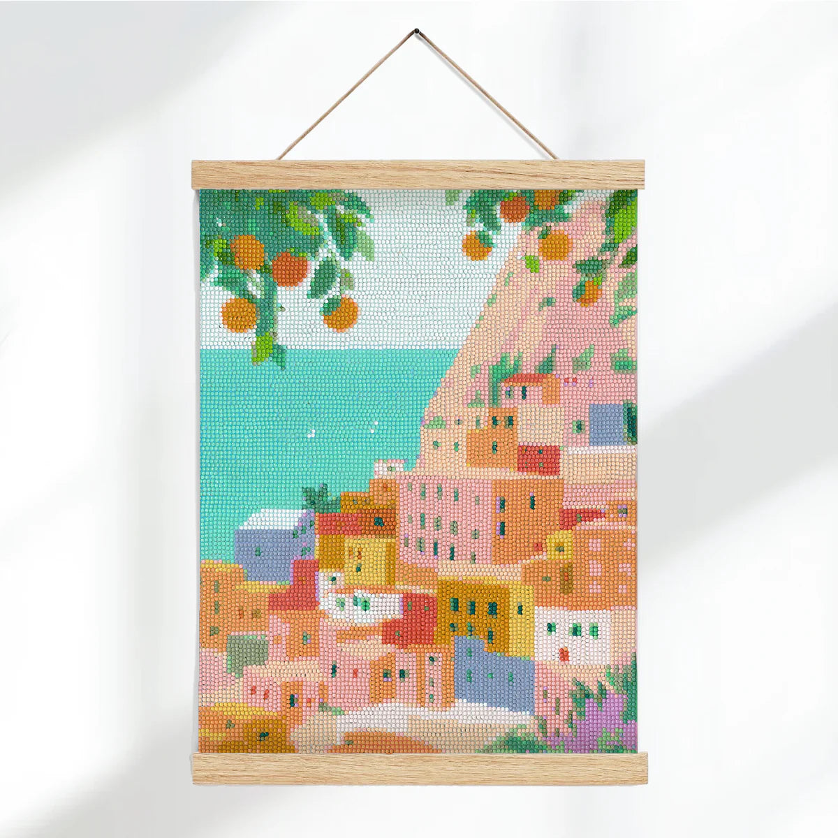 Toile finie du coffret « Positano » avec strass brillants, encadrée.