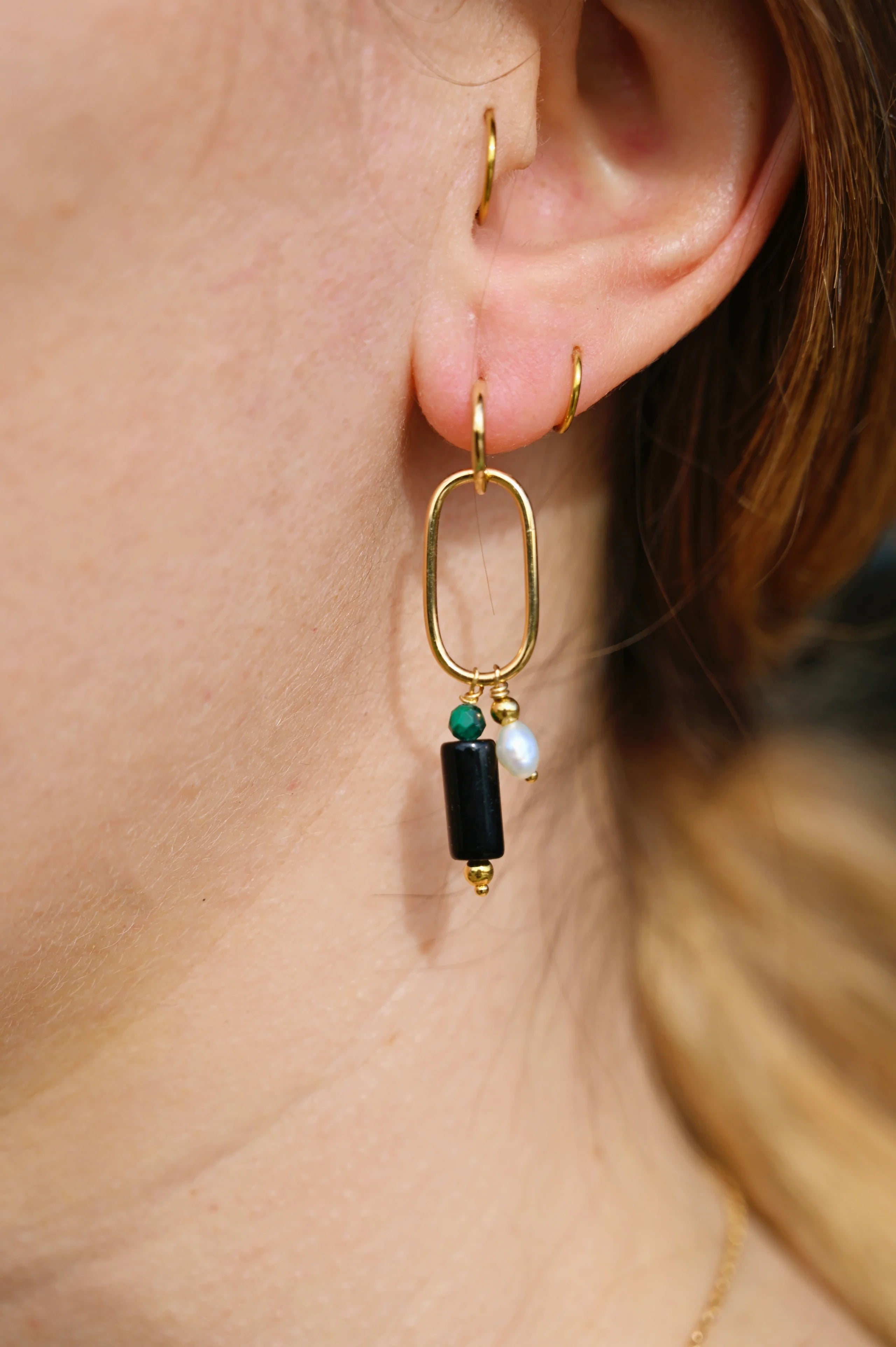 Boucles CALI Bahlïa Bijoux portées, onyx et malachite plaqué or