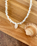Détail coquillage cowrie du Collier Kai – création fait main Atelier Marea