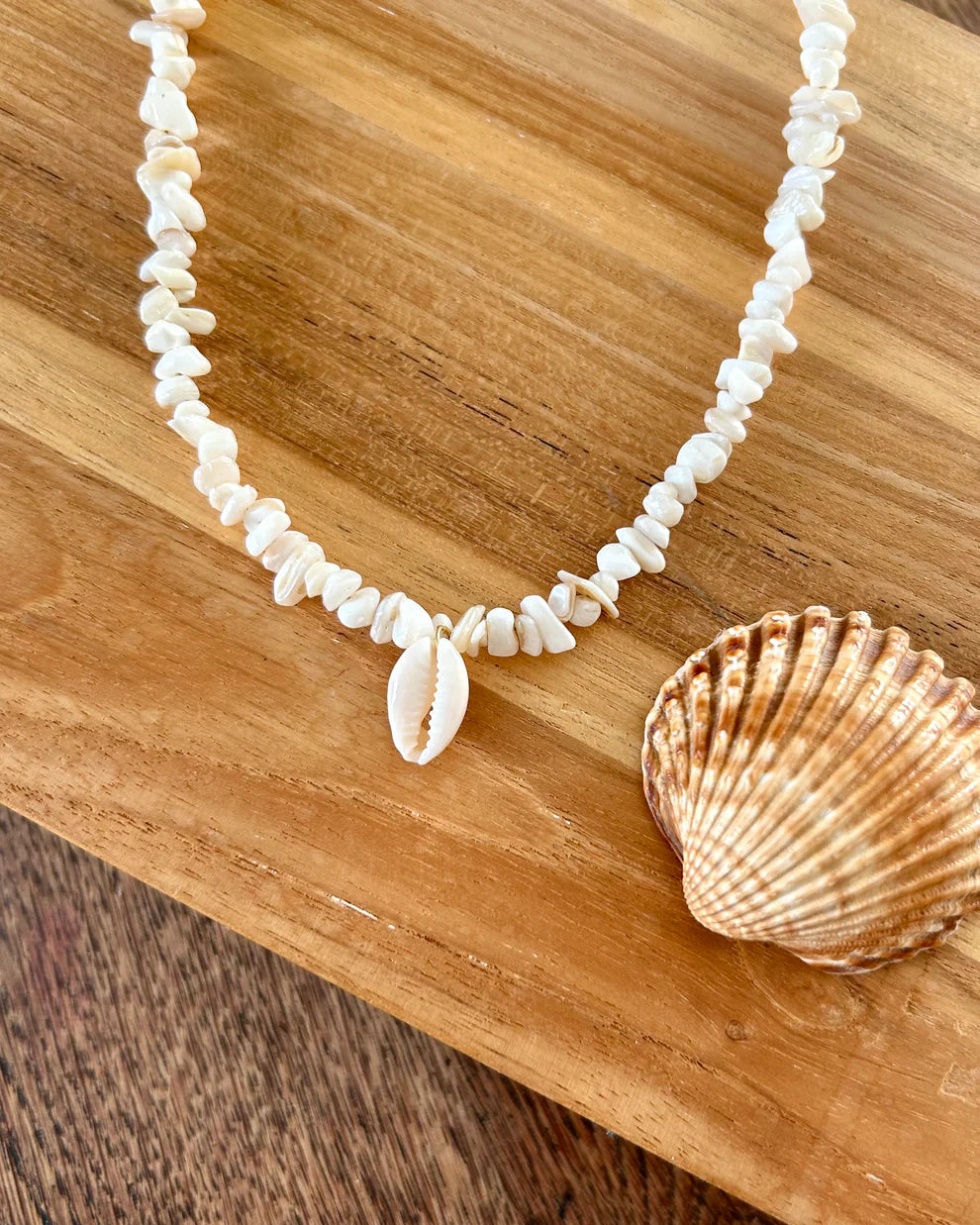 Détail coquillage cowrie du Collier Kai – création fait main Atelier Marea