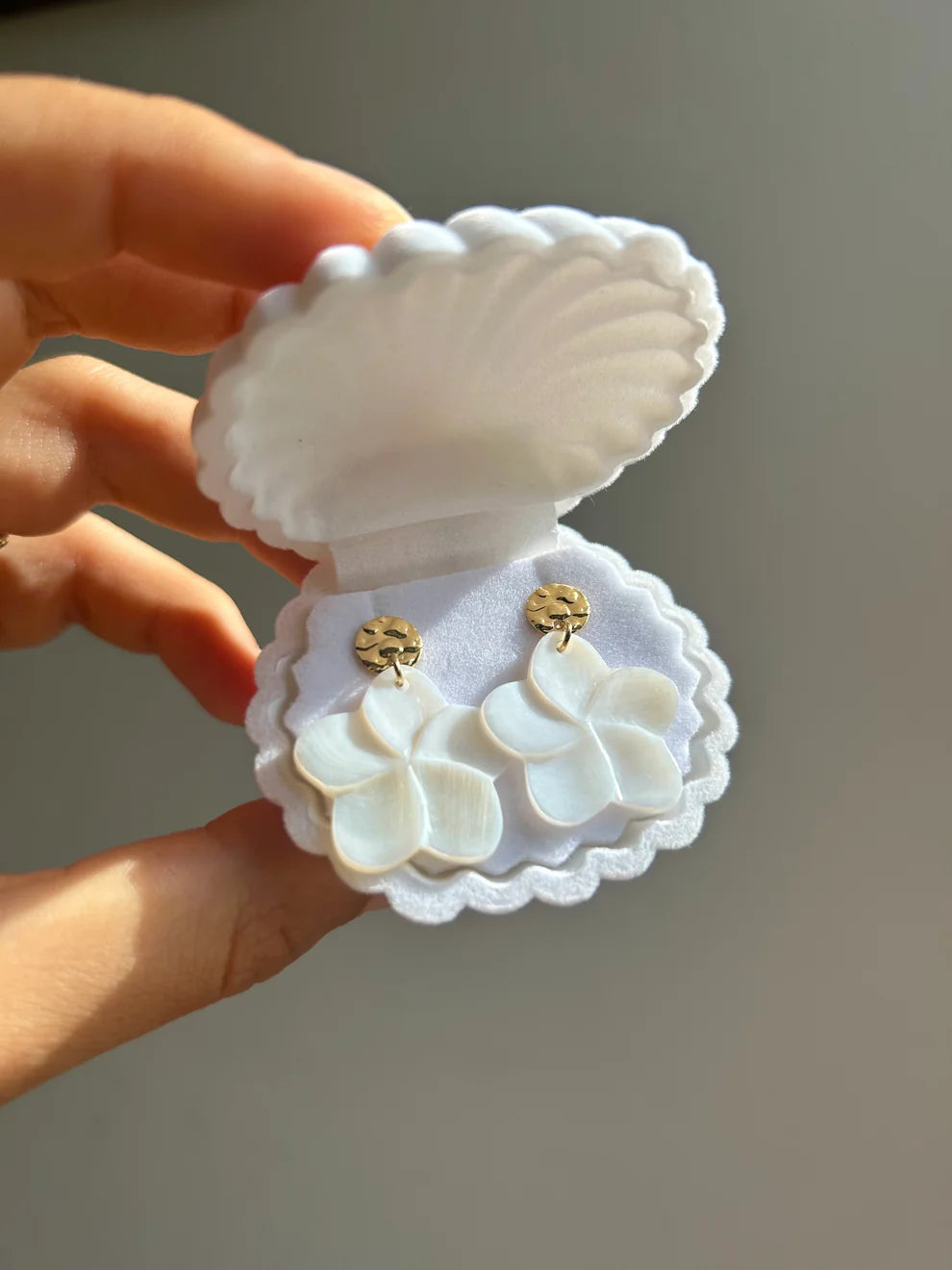 Boucles Vaiana portées, vue de face – bijou solaire fait main Atelier Marea