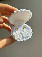 Boucles Vaiana portées, vue de face – bijou solaire fait main Atelier Marea