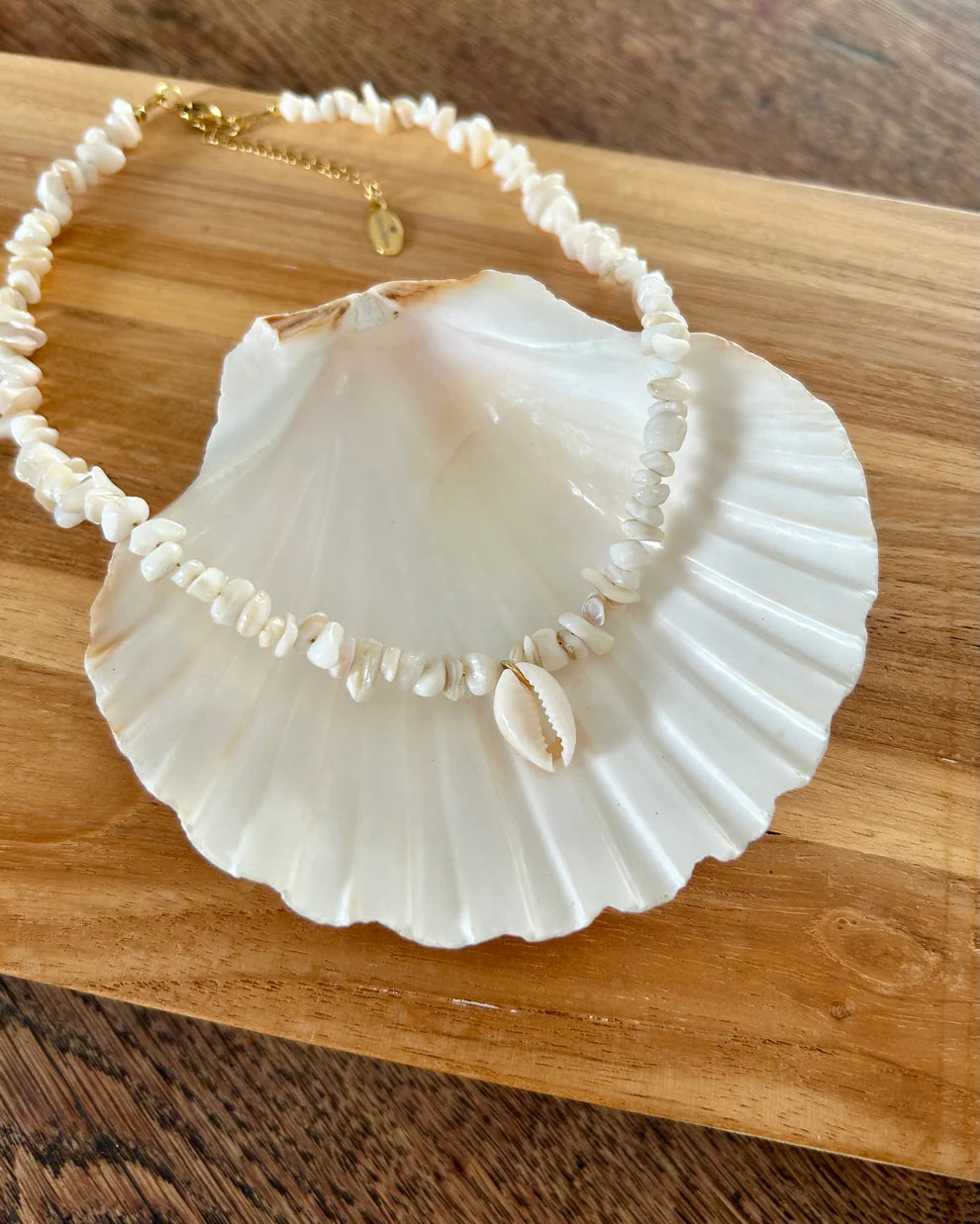 Collier Kai porté, vue de face – bijou solaire Atelier Marea, acier doré résistant à l'eau