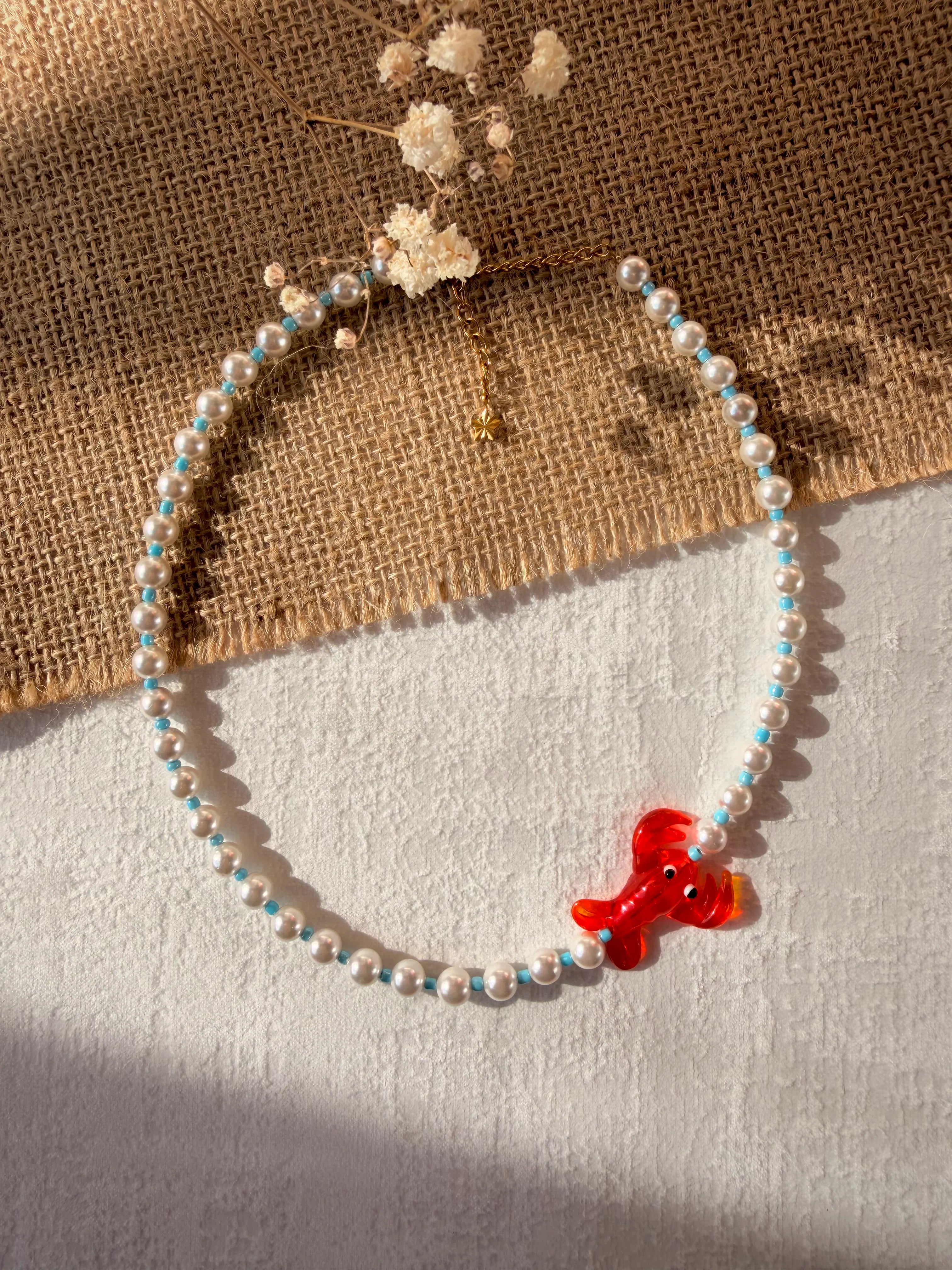 Collier London ZOUZBIJOUX, homard en verre soufflé et perles nacrées
