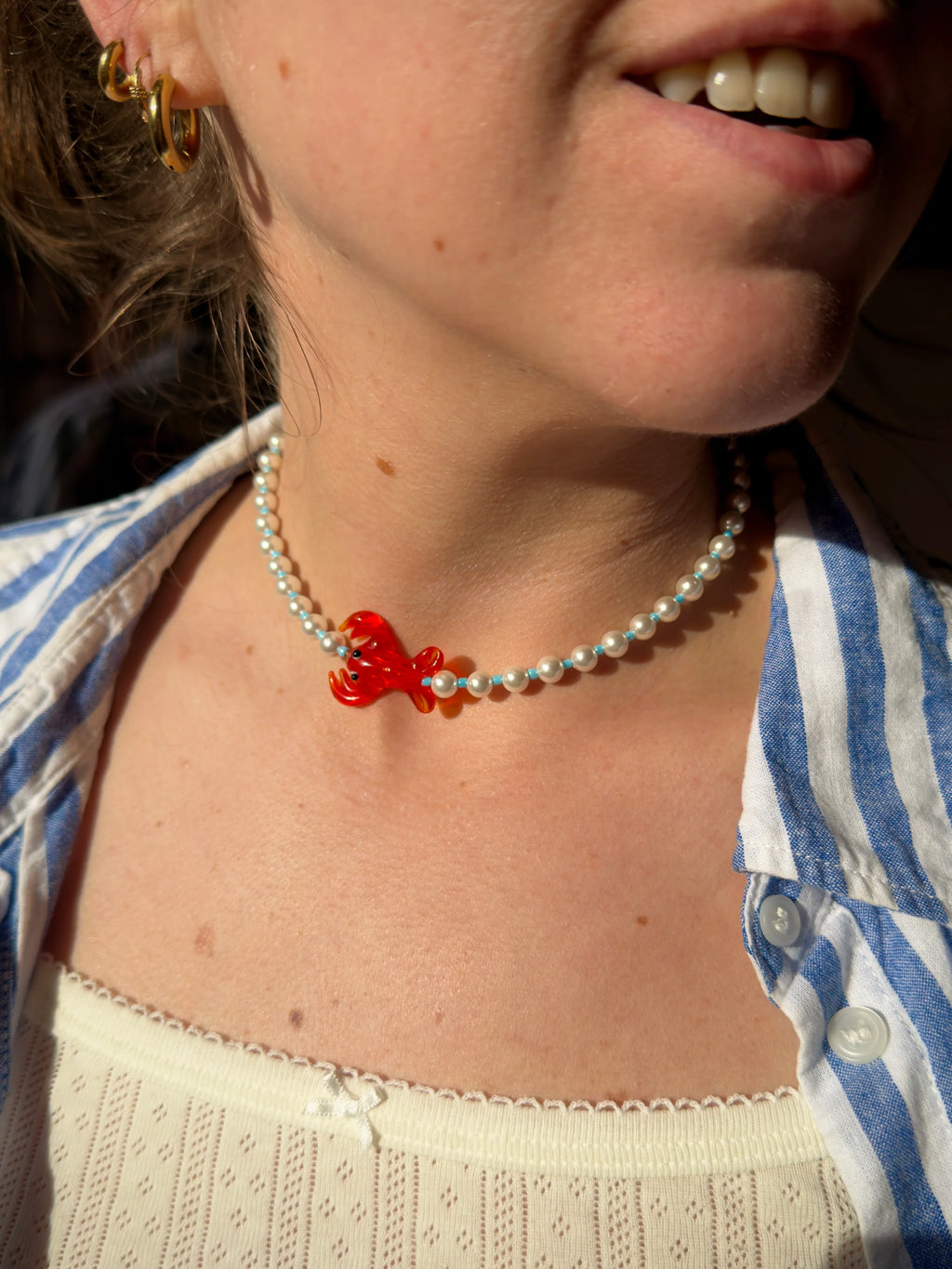 Collier London ZOUZBIJOUX porté, perles blanches et homard