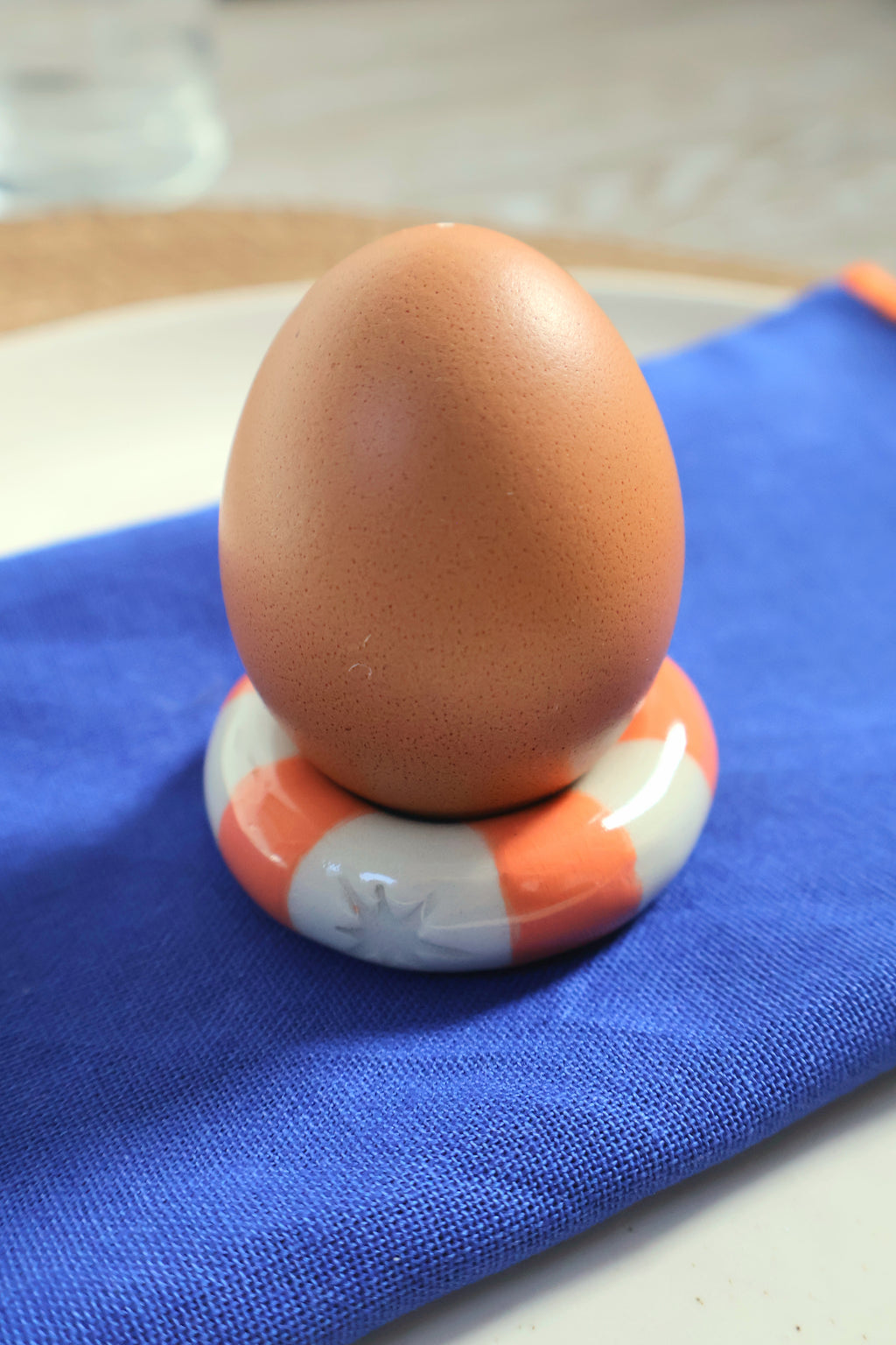 Rond de serviette bouée orange en grès – Éclats de Grès