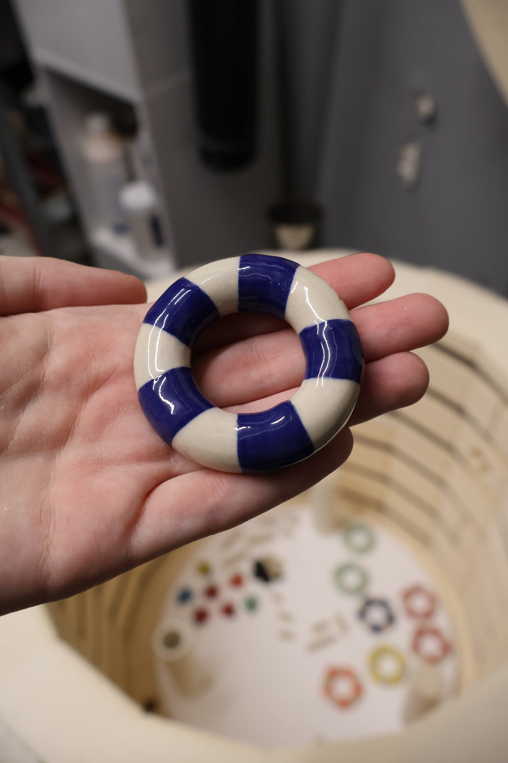 Rond de serviette bouée bleu foncé en grès – Éclats de Grès
