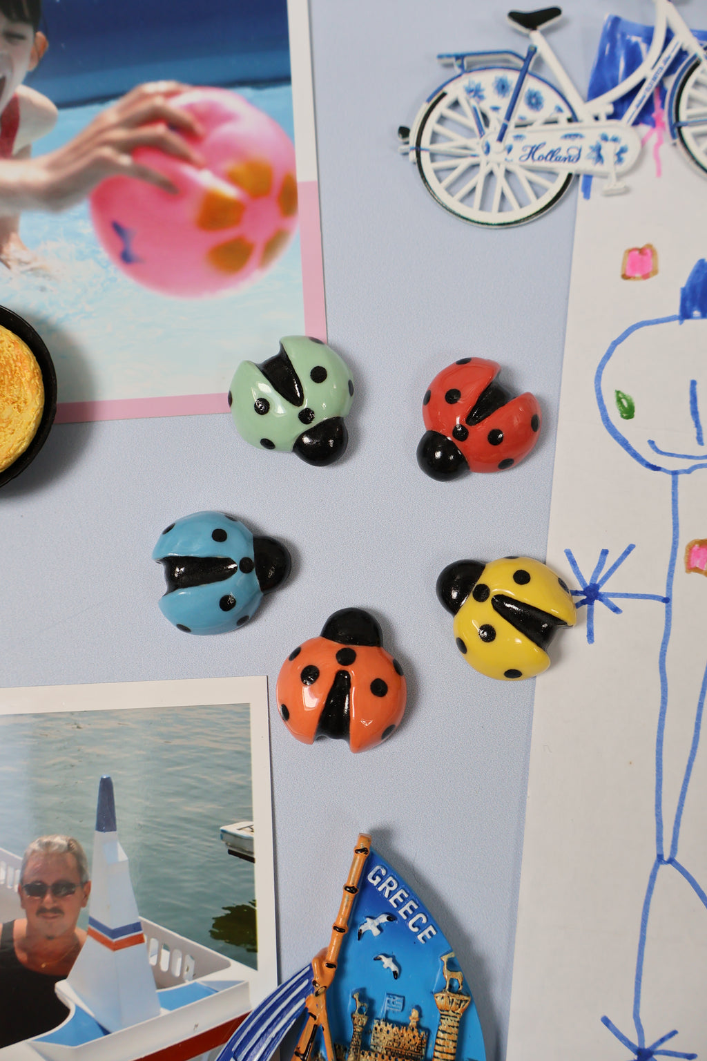 Magnet coccinelle bleu turquoise en grès, vue détaillée – Éclats de Grès