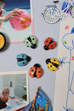 Magnet coccinelle bleu turquoise en grès, vue détaillée – Éclats de Grès