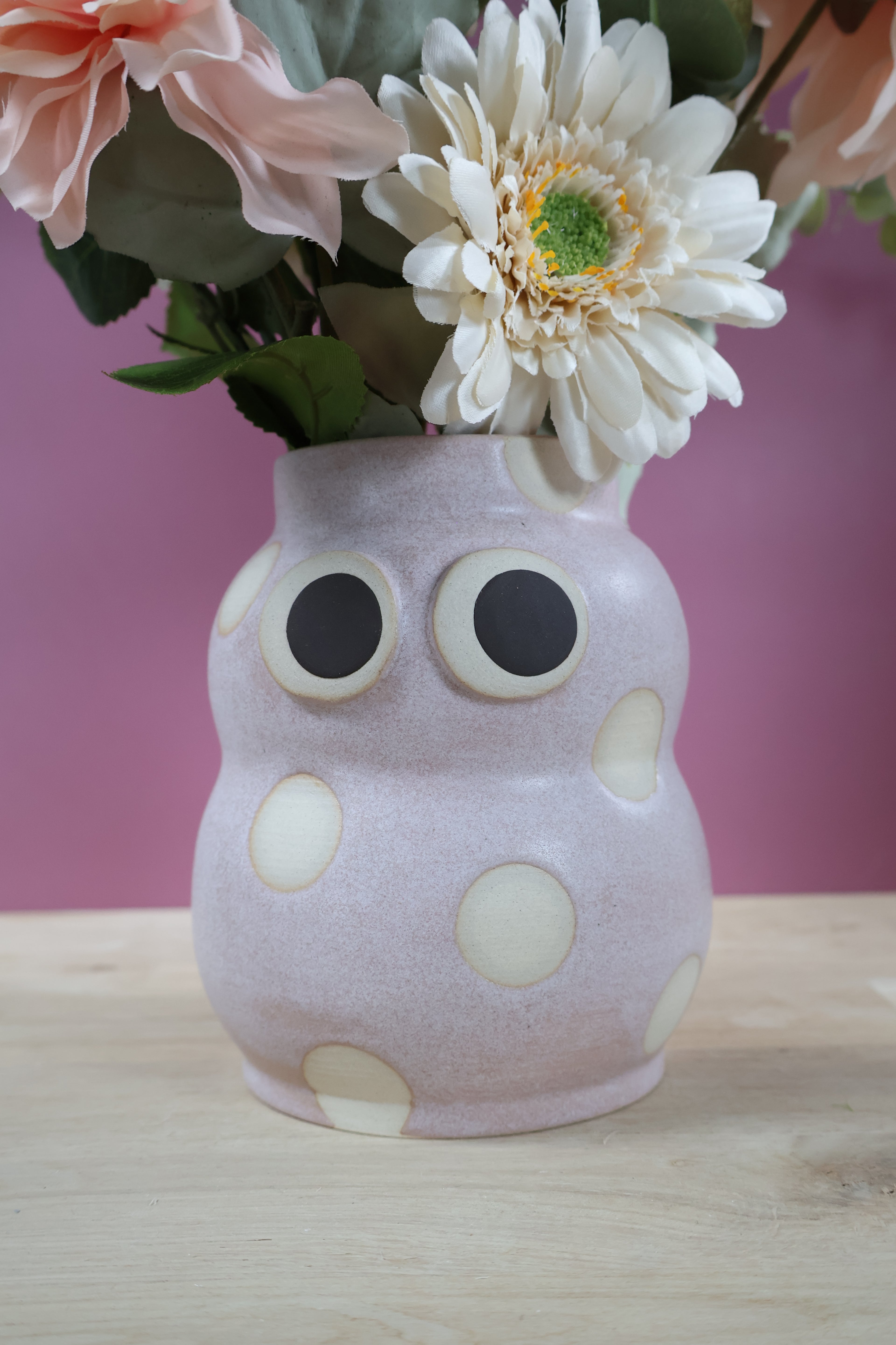 Moyen vase rose mat à pois en grès fait main – Éclats de Grès
