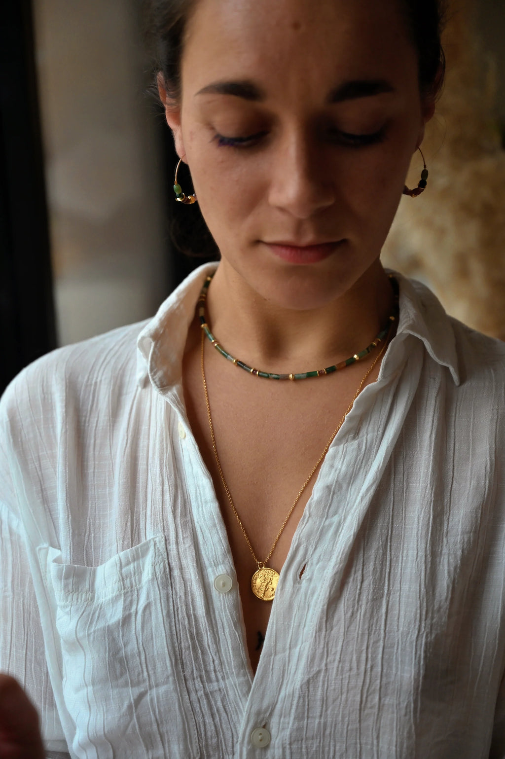 Collier Tissa Bahlïa Bijoux porté, rondelles et toupies or