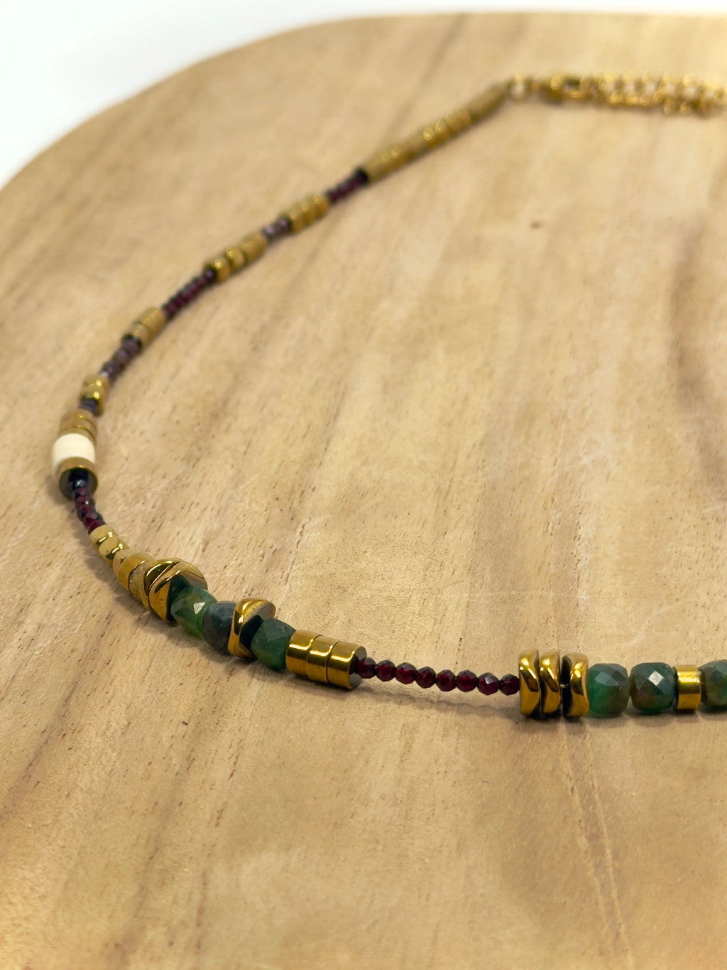 Collier Milan ZOUZBIJOUX, zoom pierres naturelles vertes et blanches