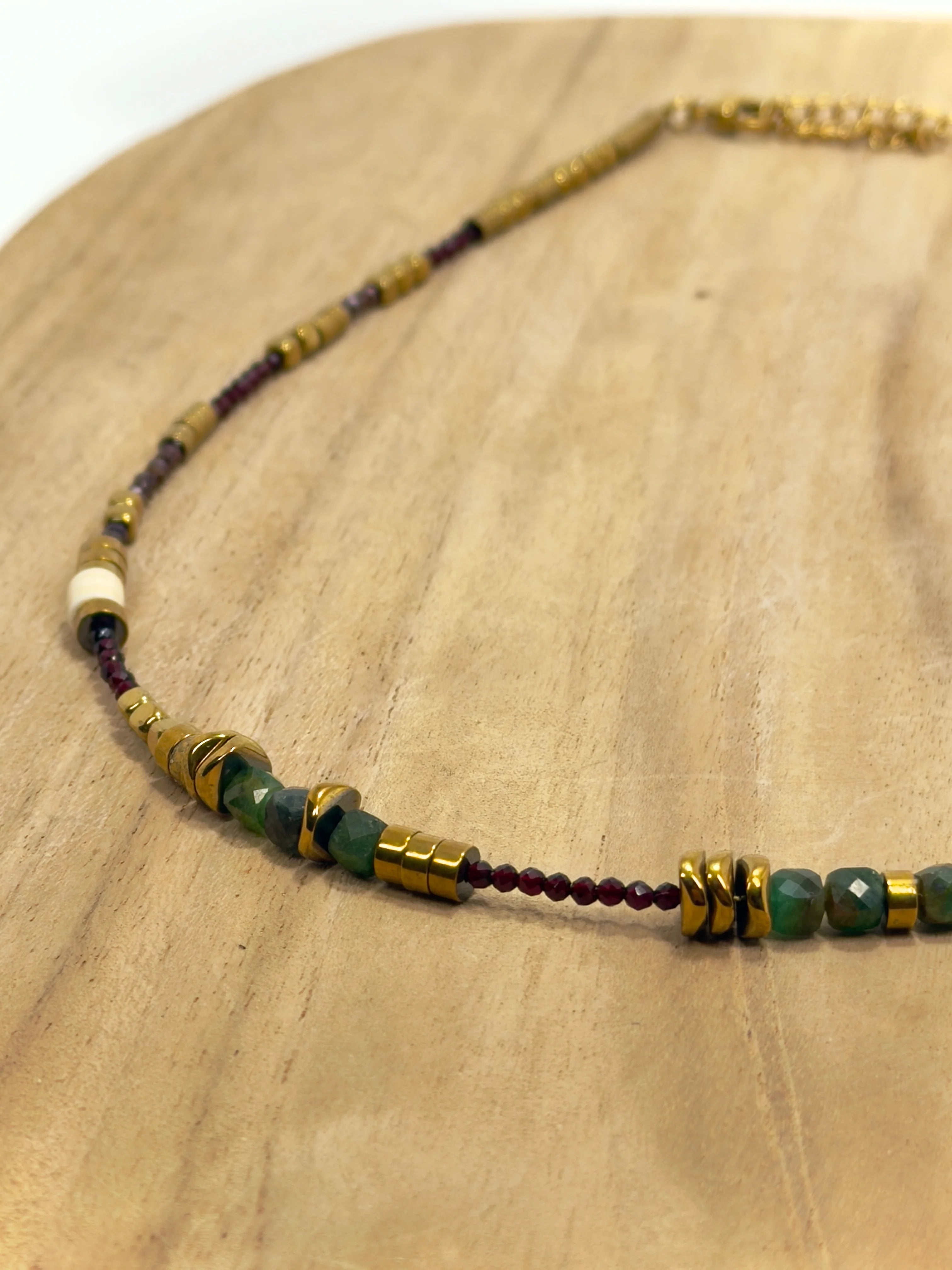 Collier Milan ZOUZBIJOUX, zoom pierres naturelles vertes et blanches