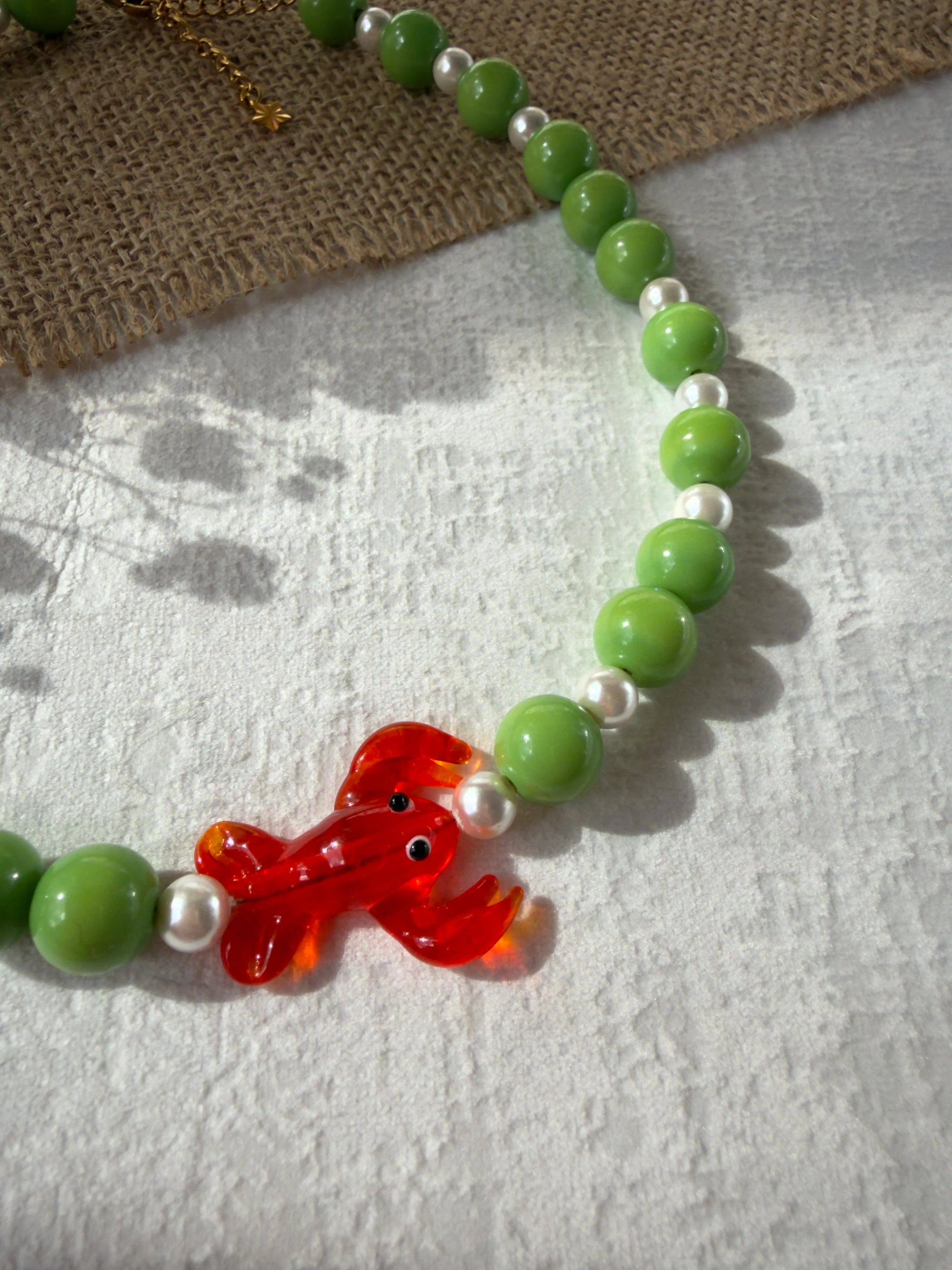 Collier San Francisco ZOUZBIJOUX, détail homard verre soufflé