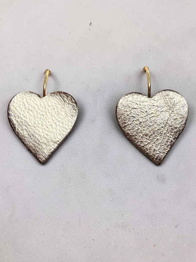 Boucles Amourette Gunmétal Maison Alba – cœur en cuir texturé tons gunmétal, fait main France