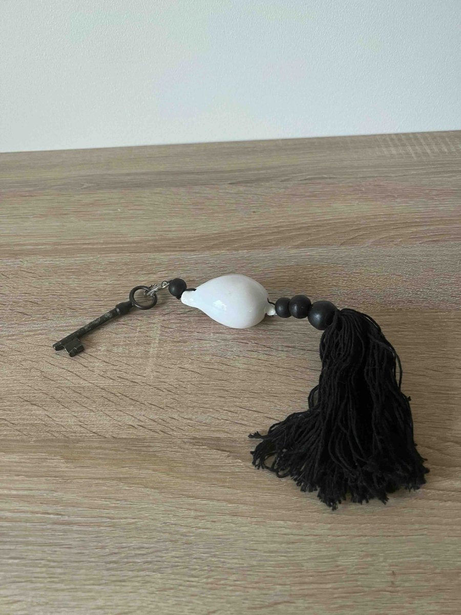 Porte-clés OGAMA noir en bois et coquillages - B&Inside