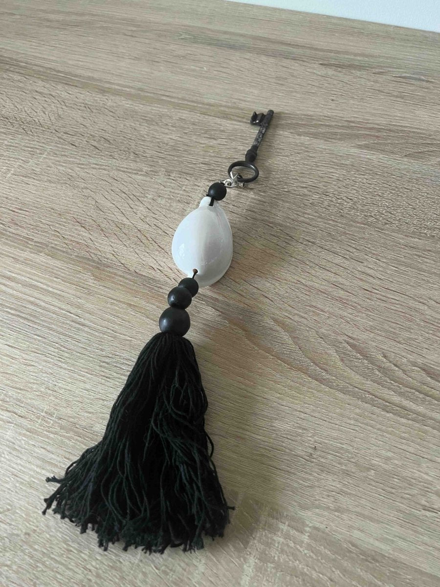 Porte-clés OGAMA noir en bois et coquillages - B&Inside