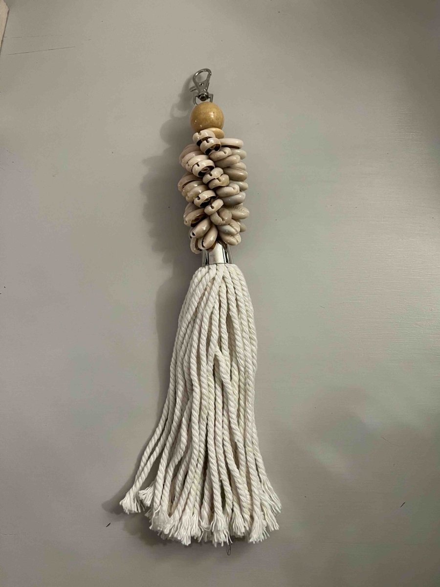 Porte-clés ONANG écru en coquillages et bois - B&Inside