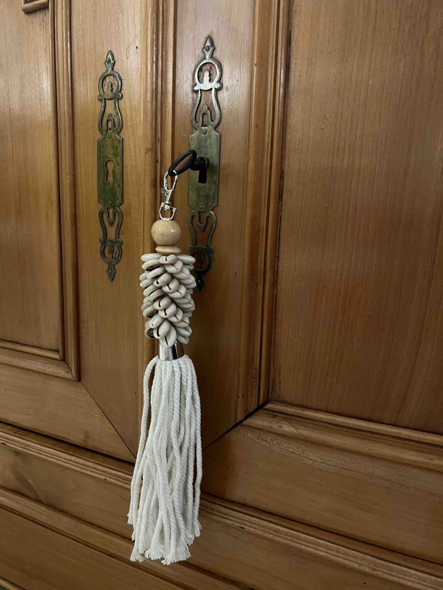 Porte-clés ONANG noir en coquillages et bois - B&Inside