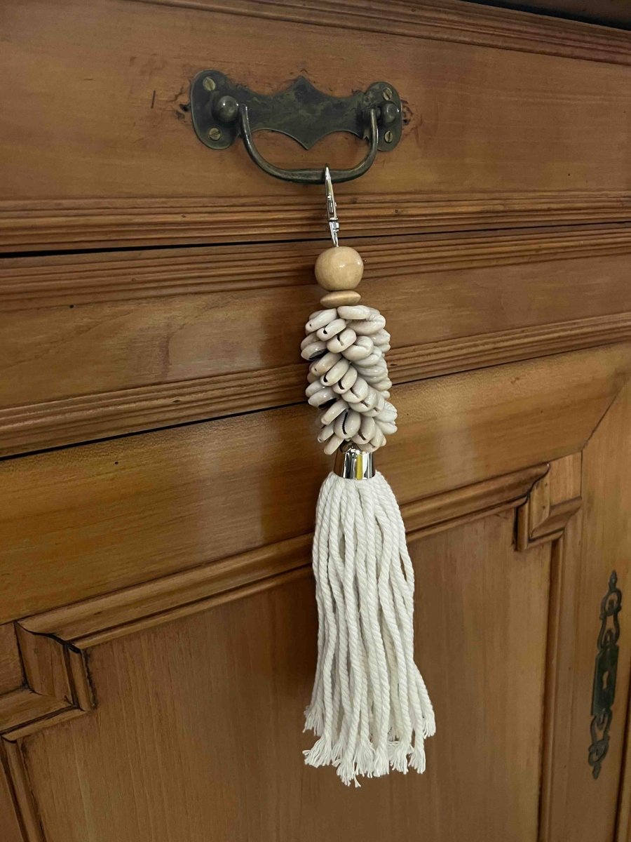 Porte-clés ONANG écru en coquillages et bois - B&Inside