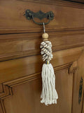 Porte-clés ONANG écru en coquillages et bois - B&Inside
