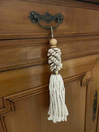 Porte-clés ONANG écru en coquillages et bois - B&Inside