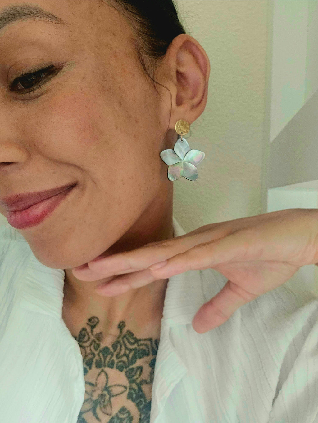 Boucles fleur nacre grise