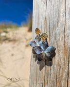 Boucles fleur nacre grise