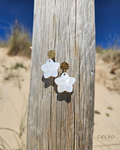 Boucles fleur nacre blanche