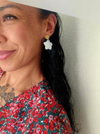 Boucles fleur nacre blanche