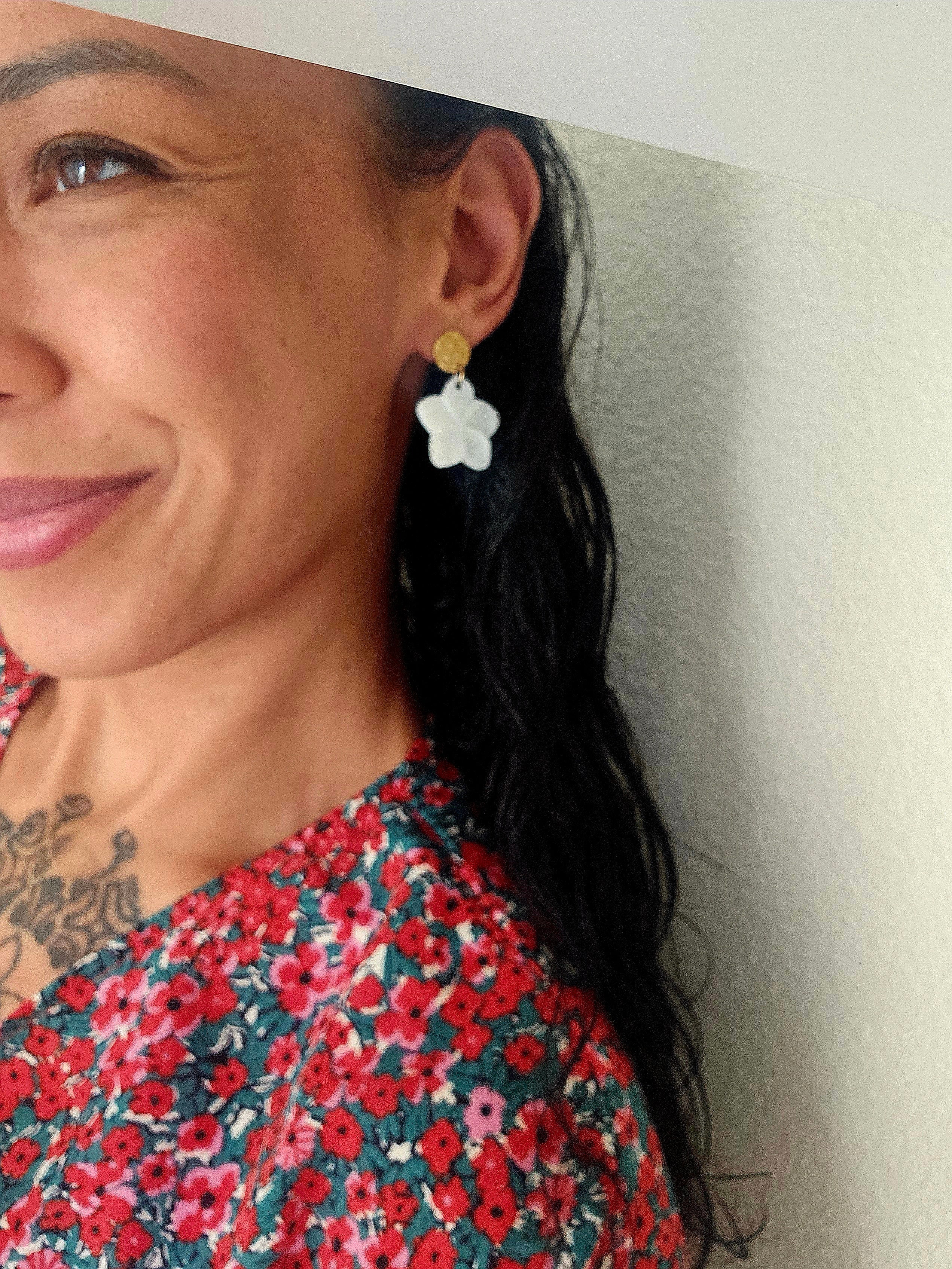 Boucles fleur nacre blanche